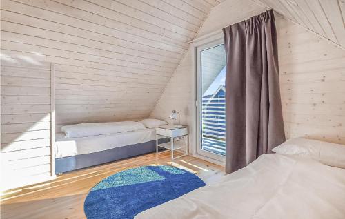 シャノジェンティにある2 Bedroom Gorgeous Home In Sianozetyのベッド2台と窓が備わる客室です。
