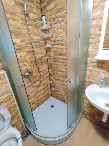 prysznic w łazience z toaletą i umywalką w obiekcie Prokosko Resort w mieście Fojnica