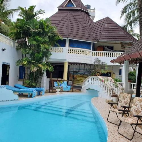 een villa met een zwembad voor een huis bij A sentimental villa with a swimmingpool near beach in Galu