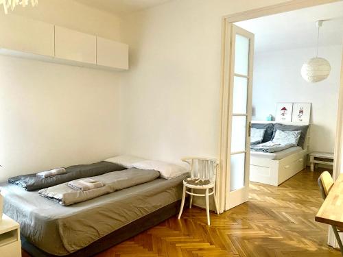 ブダペストにあるRadnoti design Studioのベッドルーム(ベッド1台、鏡付)