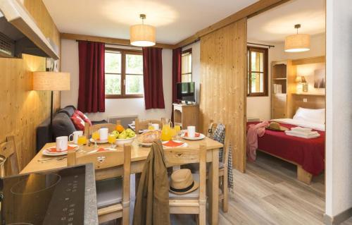 Postel nebo postele na pokoji v ubytování travelski home select - Résidence L'Orée des Pistes