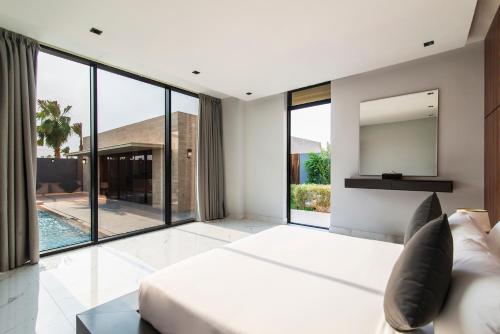 sala de estar con sofá blanco y ventanas grandes en Q Hotel Resorts -Riyadh, en Riad