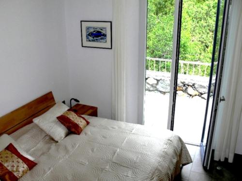 1 dormitorio con cama y ventana grande en Villa Atlantico - beheizter Pool, Sauna, en Tijarafe