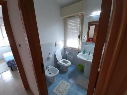 アルゲーロにあるCasa del Lidoの小さなバスルーム(トイレ、シンク付)