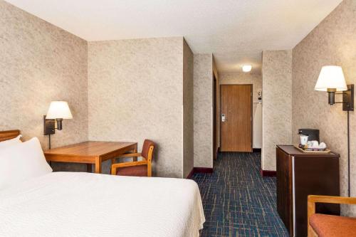 a hotel room with a bed and a desk at Days Inn by Wyndham Hurley in Hurley