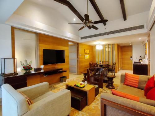 TV a/nebo společenská místnost v ubytování Fariyas Resort Lonavala