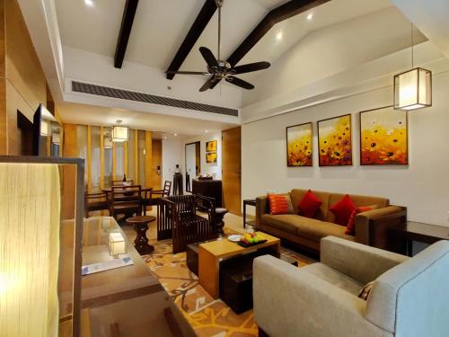 Posezení v ubytování Fariyas Resort Lonavala