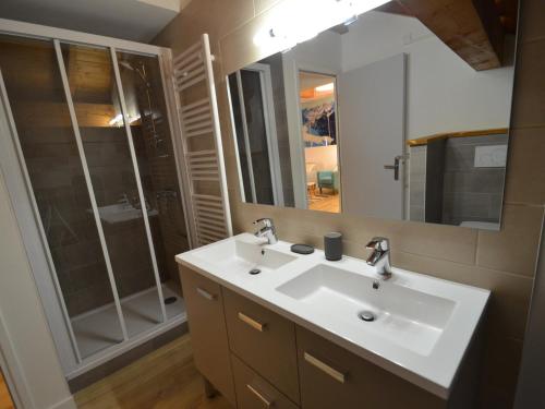 een badkamer met een witte wastafel en een douche bij Appartement Saint-Martin-de-Belleville, 3 pièces, 4 personnes - FR-1-452-351 in Saint-Martin-de-Belleville