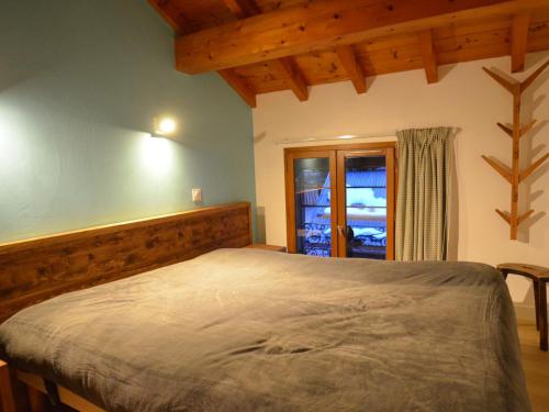 een slaapkamer met een groot bed in een kamer bij Appartement Saint-Martin-de-Belleville, 3 pièces, 4 personnes - FR-1-452-351 in Saint-Martin-de-Belleville