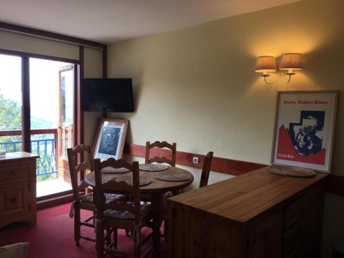 Agréable appartement au calme avec balcon et Wifi gratuit