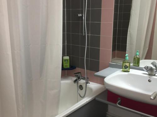 une salle de bain avec une douche, un lavabo et une baignoire dans l'établissement Appartement au calme avec balcon et Wifi gratuit - FR-1-346-520, à Arc 1800