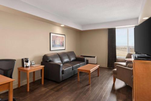 Телевизор и/или развлекательный центр в Royal Hotel Edmonton Airport Trademark Collection By Wyndham