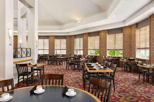 Ресторан / где поесть в Royal Hotel Edmonton Airport Trademark Collection By Wyndham