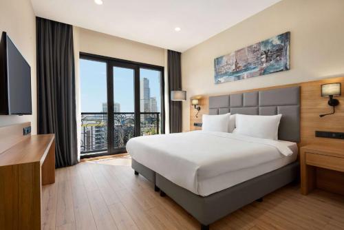 Кровать или кровати в номере Tryp by Wyndham Istanbul Atasehir