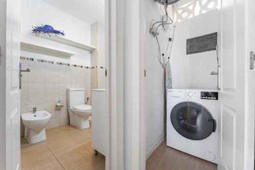 アロナにあるCentral Los Americos Apartmentのバスルーム(洗濯機、トイレ付)
