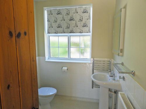 Ett badrum på Granary Cottage