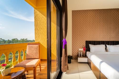 a bedroom with a bed and a balcony at Hamlinn Resort in Guna