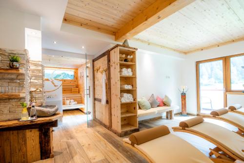 salon z drewnianymi sufitami, stołami i krzesłami w obiekcie Hotel-Restaurant Burgblick w mieście Dorfgastein