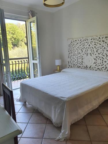 1 dormitorio con 1 cama grande y balcón en B&B Villa Maria, en Terni