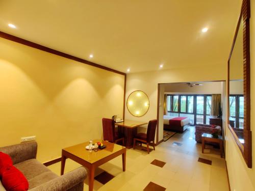 Posezení v ubytování Fariyas Resort Lonavala