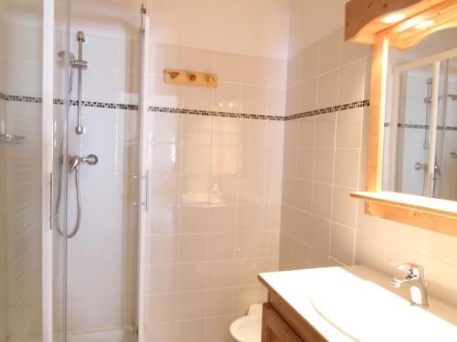 een badkamer met een douche, een toilet en een wastafel bij Appartement Aussois, 3 pièces, 6 personnes - FR-1-508-30 in Aussois
