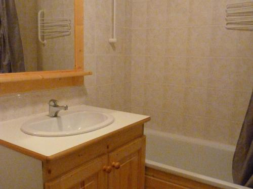 une salle de bain avec un lavabo et une baignoire dans l'établissement Appartement pour 6 au centre de Lanslevillard, proche des pistes avec balcon et WIFI - FR-1-508-15, à Lanslevillard