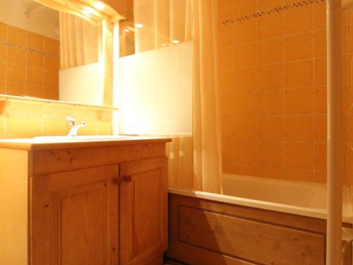 une salle de bain avec un lavabo, un miroir et une baignoire dans l'établissement Appartement Au Pied des Pistes pour 6 Personnes - Appartement Confortable à Val Cenis - FR-1-508-44, à Lanslevillard