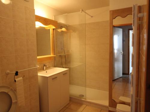 une salle de bain avec toilettes, lavabo et douche dans l'établissement Appartement cosy, 5 pers, centre village, proche pistes, balcon, parking, WIFI, draps inclus - FR-1-508-52, à Lanslevillard