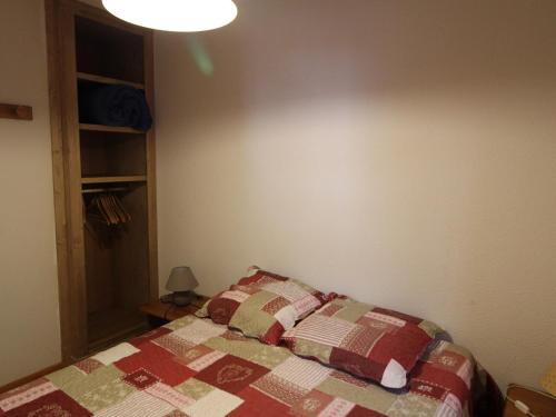 En eller flere senger på et rom på Appartement Lanslevillard, 3 pièces, 5 personnes - FR-1-508-52