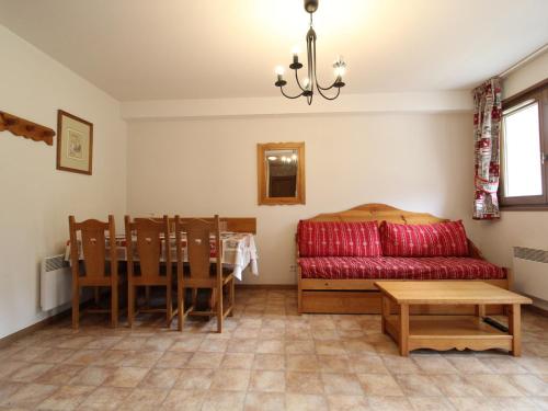 un salon avec un canapé et une table dans l'établissement Appartement spacieux 6 pers, pied des pistes, avec balcon, parking et Wi-Fi - Val Cenis - FR-1-508-34, à Lanslevillard