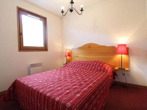 - une chambre avec un lit doté d'un couvre-lit rouge et d'une fenêtre dans l'établissement Appartement spacieux 6 pers, pied des pistes, avec balcon, parking et Wi-Fi - Val Cenis - FR-1-508-34, à Lanslevillard