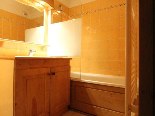 une salle de bain avec un lavabo et une baignoire dans l'établissement Appartement spacieux 6 pers, pied des pistes, avec balcon, parking et Wi-Fi - Val Cenis - FR-1-508-34, à Lanslevillard