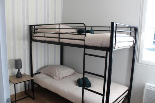 two bunk beds in a small room with a bed at Gîte Rose, Séjour détente et bien être en famille avec jacuzzi in Fontenay-le-Comte