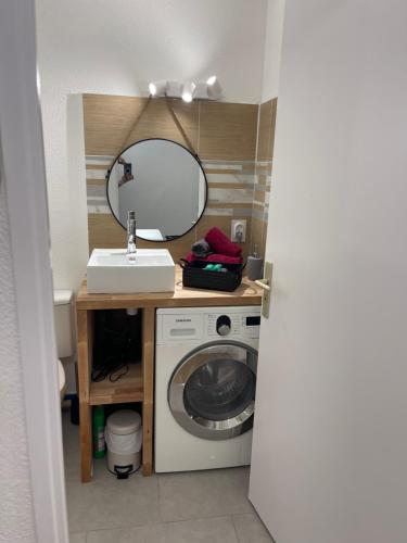 a bathroom with a washing machine and a mirror at Studio à Nice avec garage in Nice