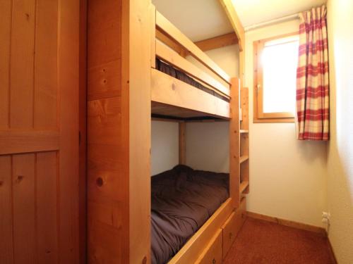 a bedroom with bunk beds in a tiny house at Appartement Lanslebourg-Mont-Cenis, 3 pièces, 6 personnes - FR-1-508-121 in Lanslebourg-Mont-Cenis