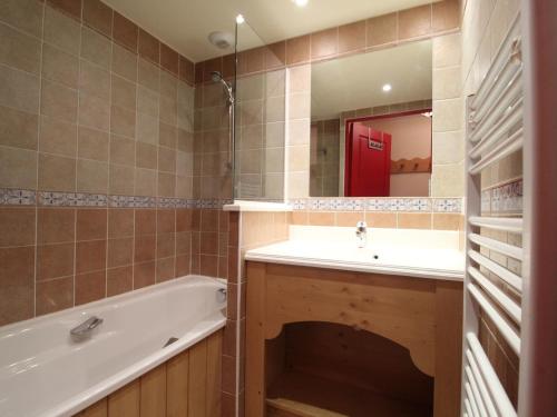 琴山朗勒堡的住宿－Appartement Lanslebourg-Mont-Cenis, 3 pièces, 6 personnes - FR-1-508-121，带浴缸、水槽和镜子的浴室