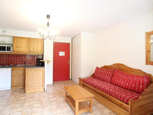 un salon avec un canapé rouge dans une cuisine dans l'établissement Appartement Confort 4 Pers, Pied des Pistes, Parking Inclus, Lanslevillard-Val Cenis - FR-1-508-119, à Lanslevillard