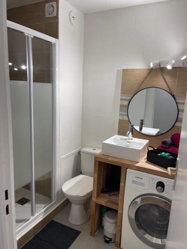 a bathroom with a washing machine and a mirror at Studio à Nice avec garage in Nice