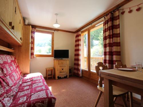 Photo de la galerie de l'établissement Appartement 6 pers. avec piscine au pied des pistes, Val-Cenis - FR-1-508-78, à Lanslebourg-Mont-Cenis