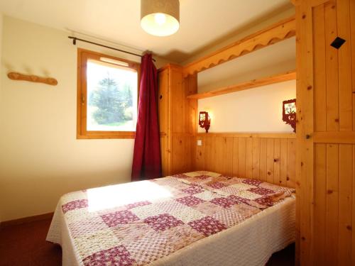 1 dormitorio con 1 cama con edredón en Appartement Lanslebourg-Mont-Cenis, 3 pièces, 6 personnes - FR-1-508-78 en Lanslebourg-Mont-Cenis