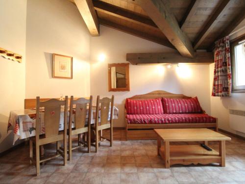 un salon avec un canapé et une table dans l'établissement Appartement pour 6 au pied des pistes avec parking, balcon et WIFI – Val Cenis - FR-1-508-129, à Lanslevillard