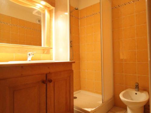 une salle de bain avec une douche, un lavabo et des toilettes dans l'établissement Appartement pour 6 au pied des pistes avec parking, balcon et WIFI – Val Cenis - FR-1-508-129, à Lanslevillard