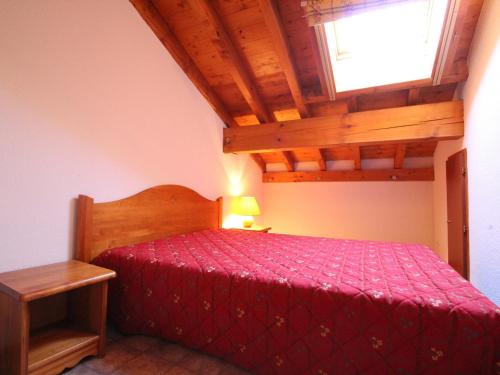 - une chambre avec un lit rouge et une fenêtre dans l'établissement Appartement 6 pers à Lanslevillard-Val Cenis, proche pistes et commerces - FR-1-508-64, à Lanslevillard