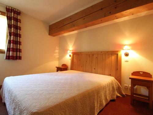 sypialnia z dużym białym łóżkiem w pokoju w obiekcie Appartement Lanslebourg-Mont-Cenis, 2 pièces, 4 personnes - FR-1-508-132 w mieście Lanslebourg-Mont-Cenis