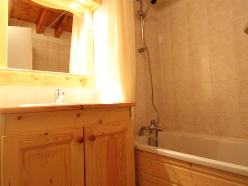 une salle de bain avec un lavabo, une baignoire et un miroir dans l'établissement Appartement 6 pers à Lanslevillard-Val Cenis, proche pistes et commerces - FR-1-508-64, à Lanslevillard