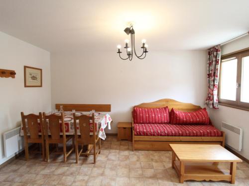 un salon avec un canapé et une table dans l'établissement Appartement spacieux pour 6 personnes, balcon exposé plein sud, pied des pistes à Val Cenis - FR-1-508-104, à Lanslevillard