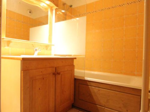 une salle de bain avec un lavabo et une baignoire dans l'établissement Appartement spacieux pour 6 personnes, balcon exposé plein sud, pied des pistes à Val Cenis - FR-1-508-104, à Lanslevillard