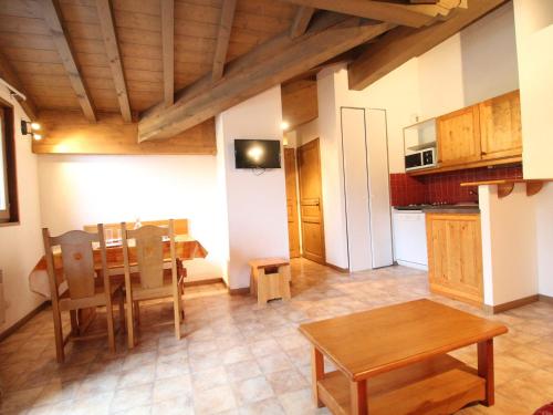 une cuisine et une salle à manger avec une table et des chaises dans l'établissement Appartement 4 pers à Val Cenis, au pied des pistes, parking, WIFI et balcon - FR-1-508-145, à Lanslevillard