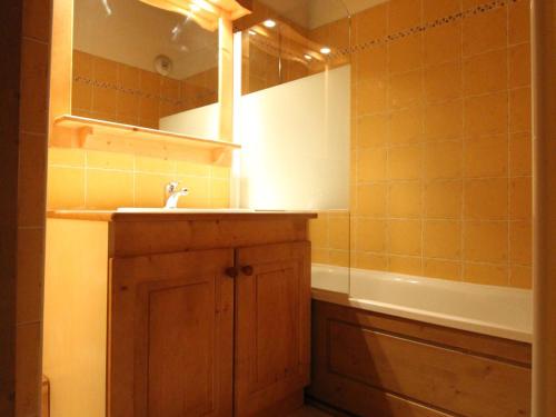 a bathroom with a sink and a bath tub at Appartement Lanslevillard, 2 pièces, 4 personnes - FR-1-508-145 in Lanslevillard