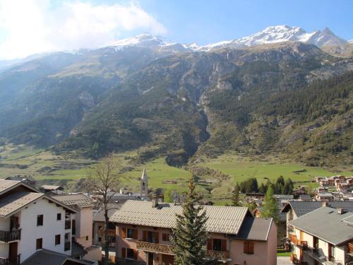 a view of a village with mountains in the background at Appartement cosy pour 5 à Val Cenis Lanslevillard, résidence Les Hauts de Val Cenis, pied des pistes - FR-1-508-82 in Lanslevillard
